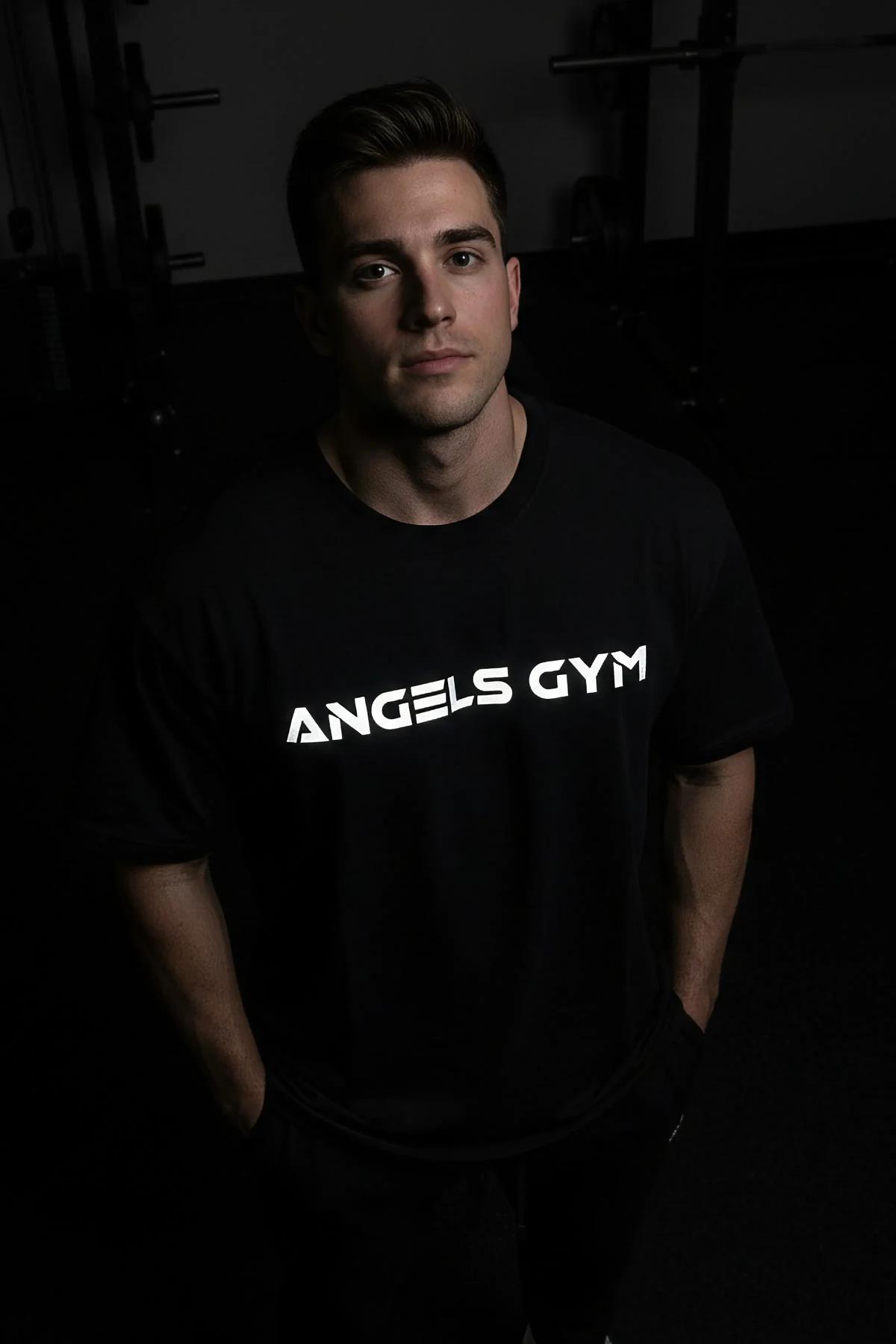 reflektörlü oversize tişört siyah pamuklu ön baskılı ANGELS GYM yazılı gym ortamı