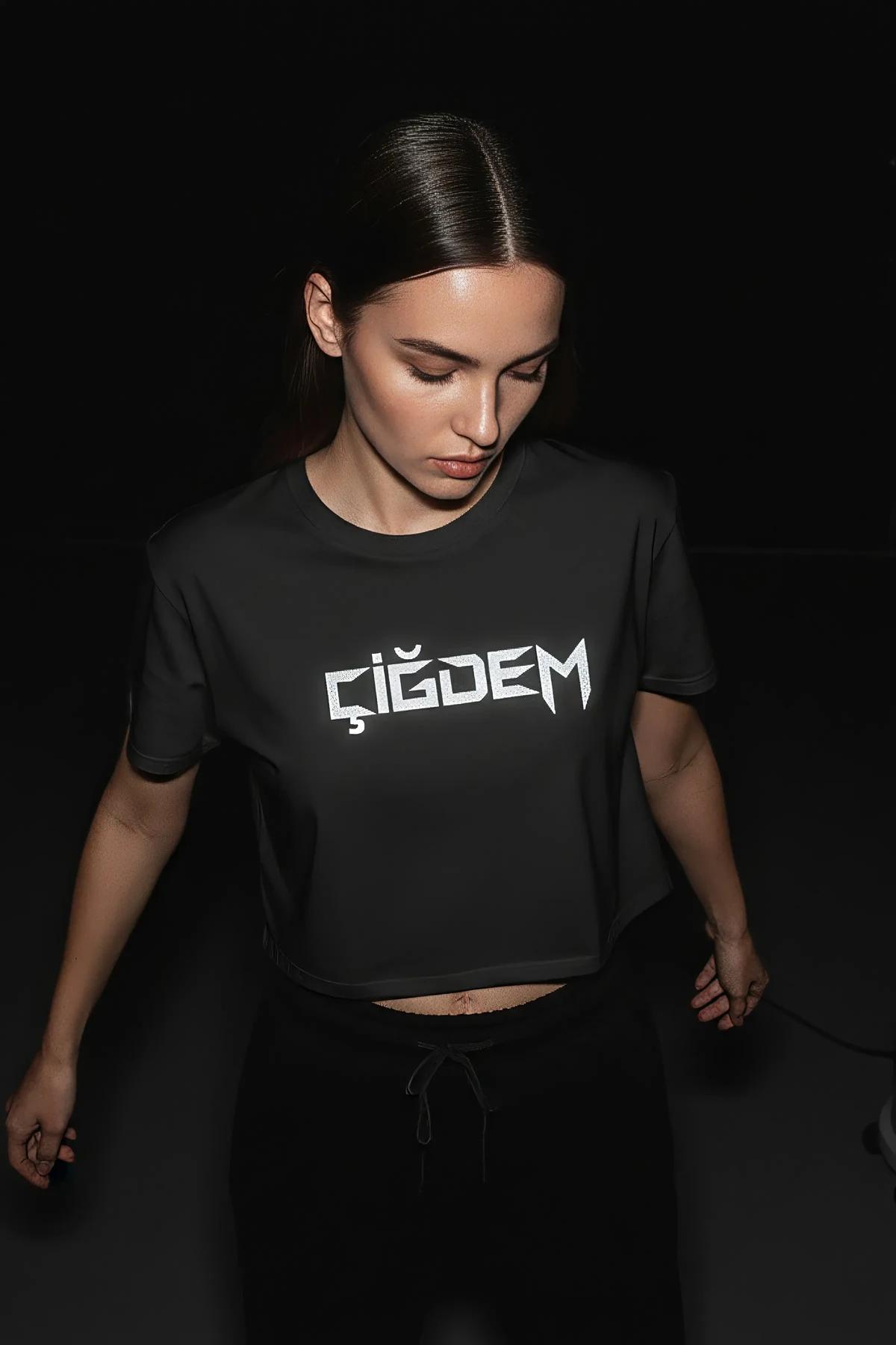 Black crop T-shirt reflective print detail, categorized as T-shirt not harness