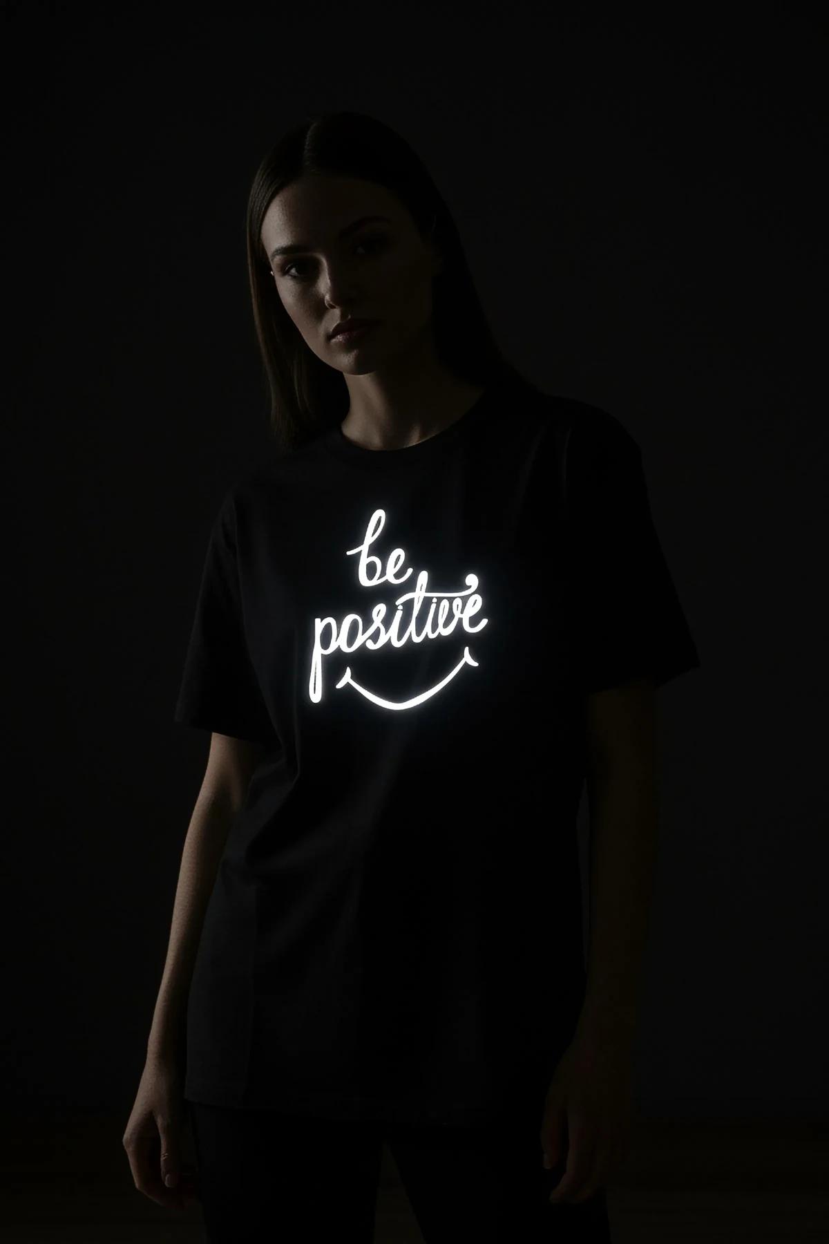 Gece reflektörlü tişört sırt baskısı yakın çekim, MURAT 10 ışık yansıması detayı