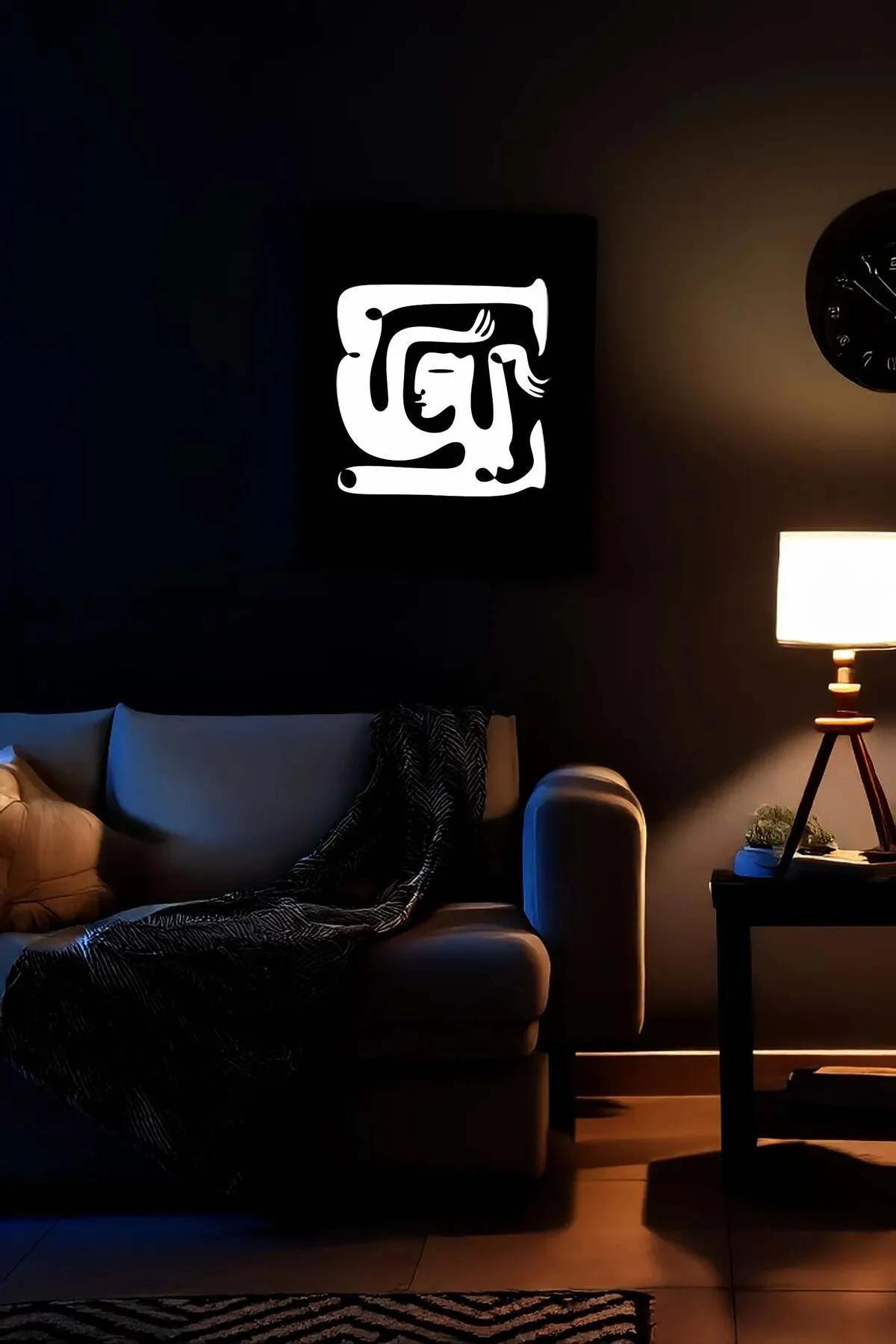 modern oturma odası duvarında siyah beyaz reflektif soyut yüz tablosu