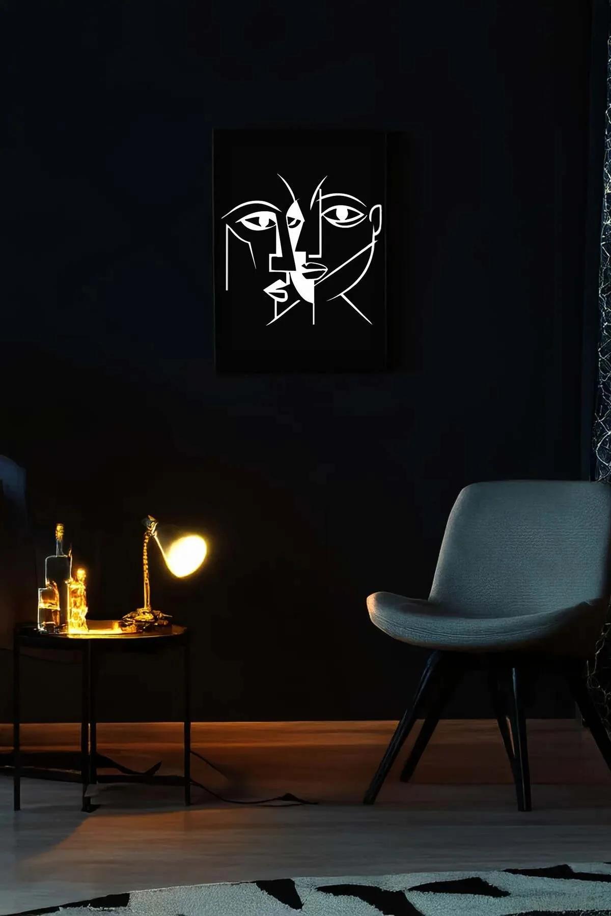 Spot ışık altında parlayan reflektörlü kübist yüz motifi, siyah PU deri tablo detay