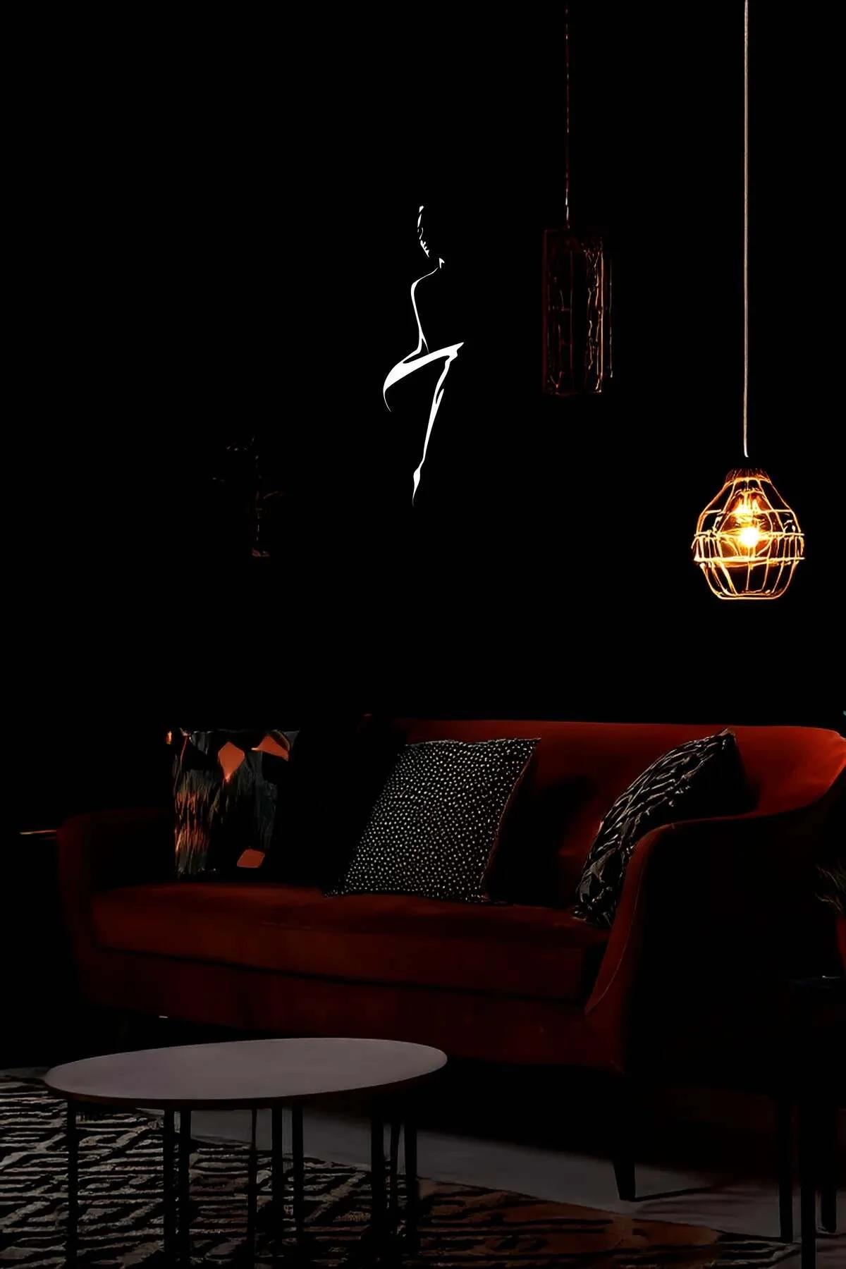 reflektörlü kadın figürü siyah zemin minimalist duvar tablosu yakın çekim
