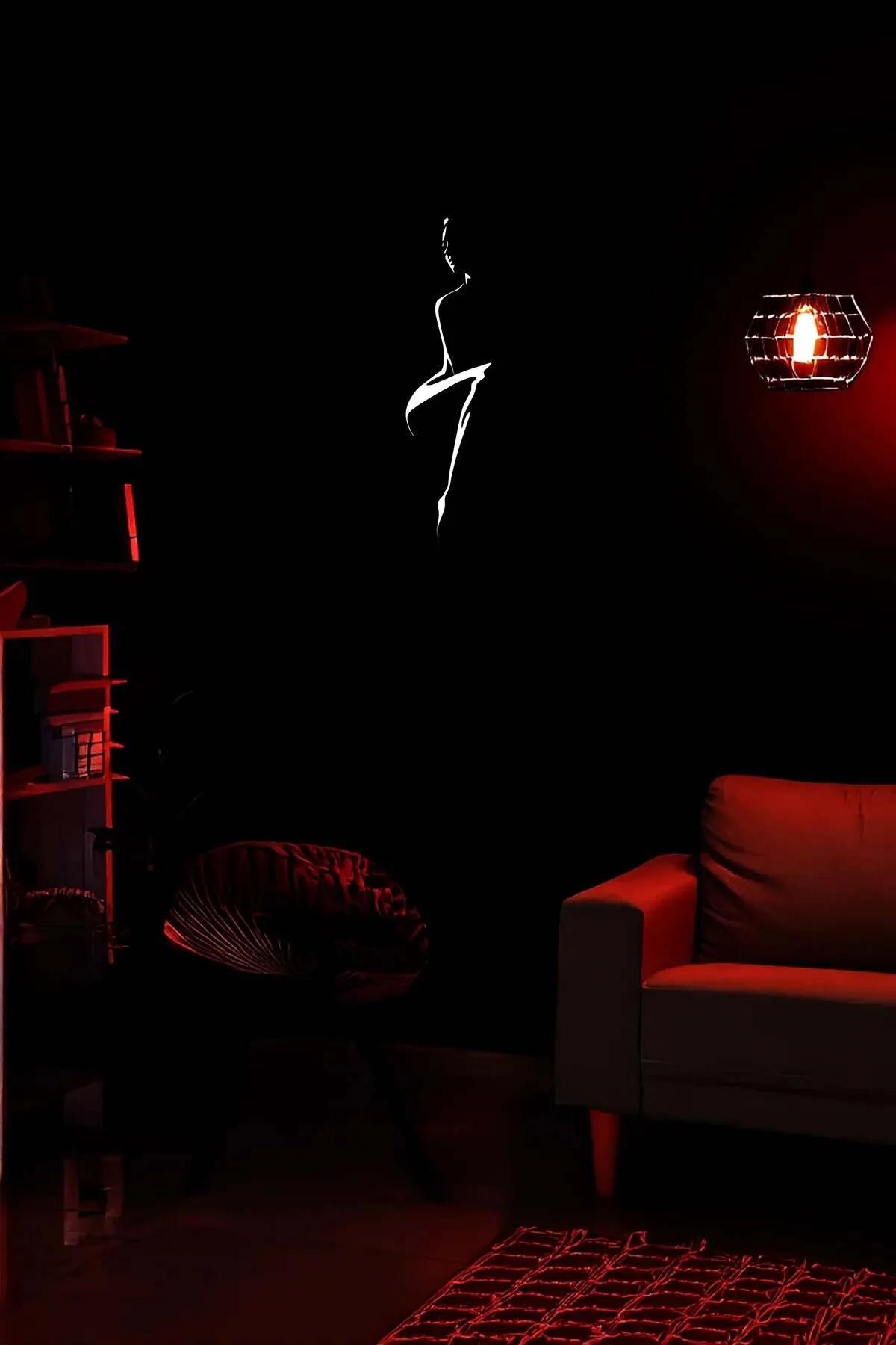 spot ışık altında parlayan beyaz reflektörlü kadın silüeti duvar sanatı detay