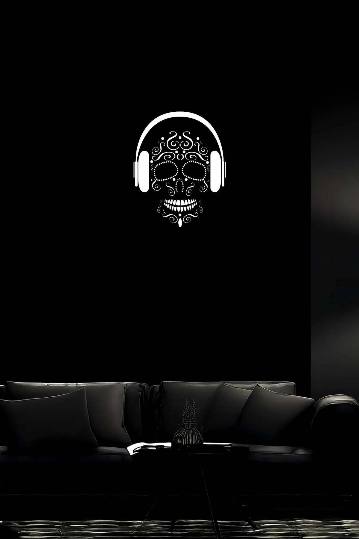 Reflektörlü Sugar Skull tablo spot ışık altında parlama detayı, siyah zemin