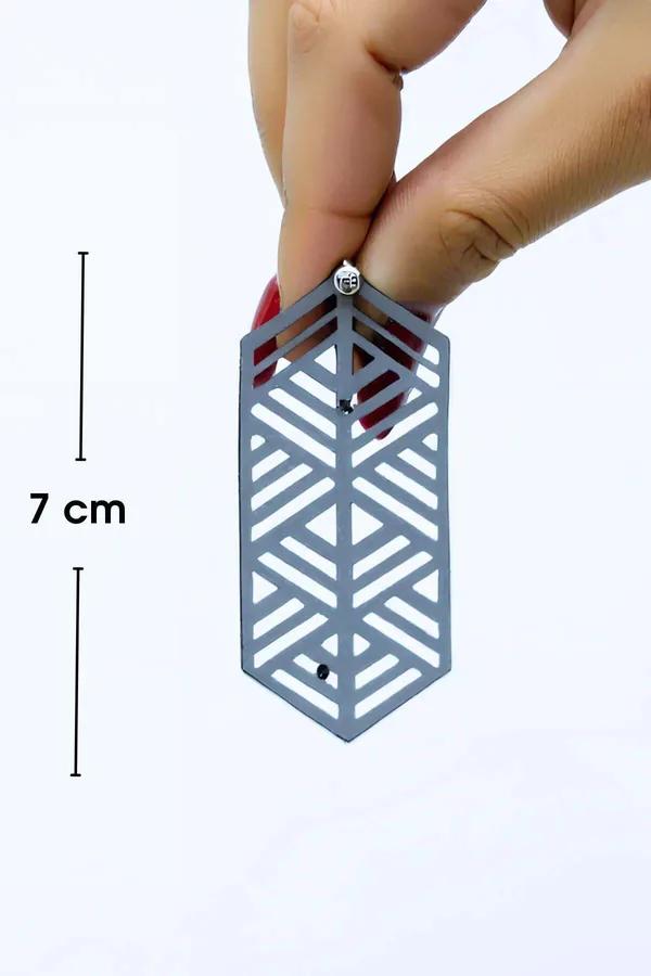 Beyaz lazer kesim reflektörlü geometrik küpe altıgen kafes desenli sarkık model kulakta