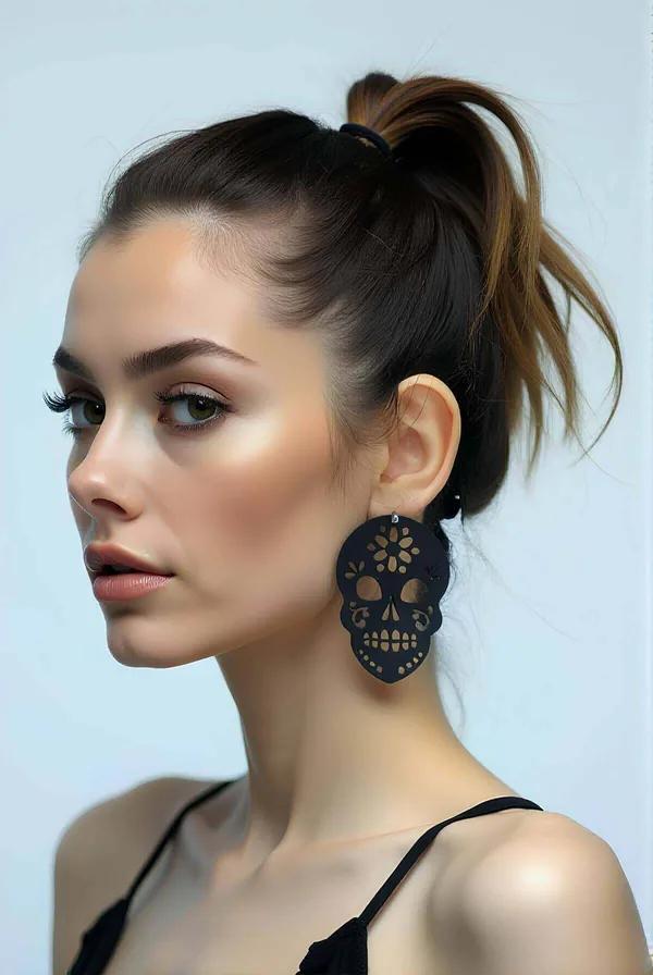 siyah vegan deri lazer kesim kurukafa gotik damla küpe çiçek motifli