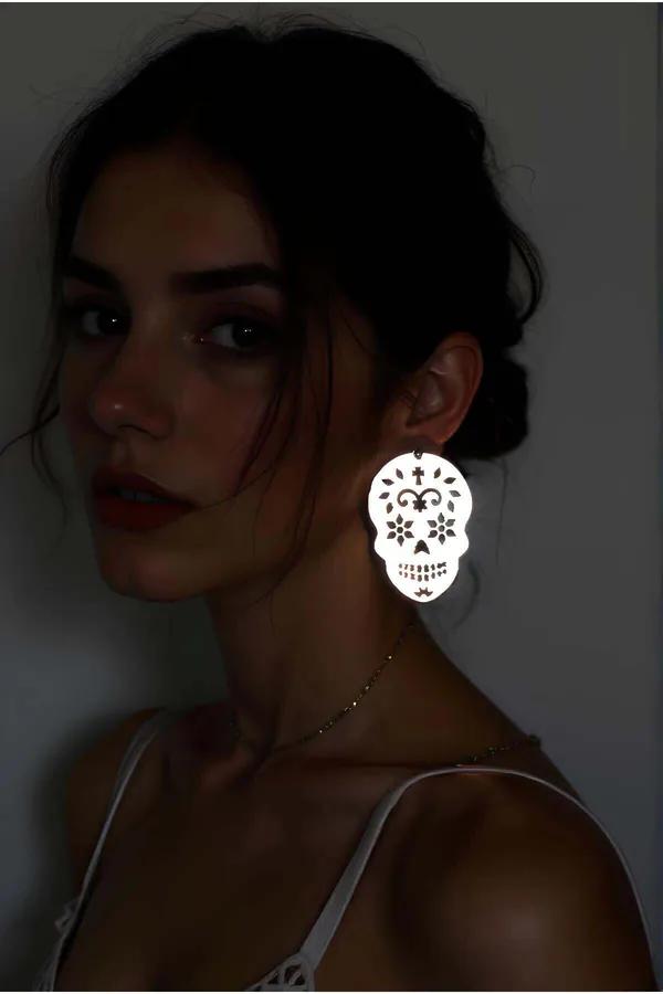 Beyaz lazer kesim reflektörlü kurukafa küpe çiçek ve haç motifli, karanlıkta parlayan akrilik sugar skull tasarım