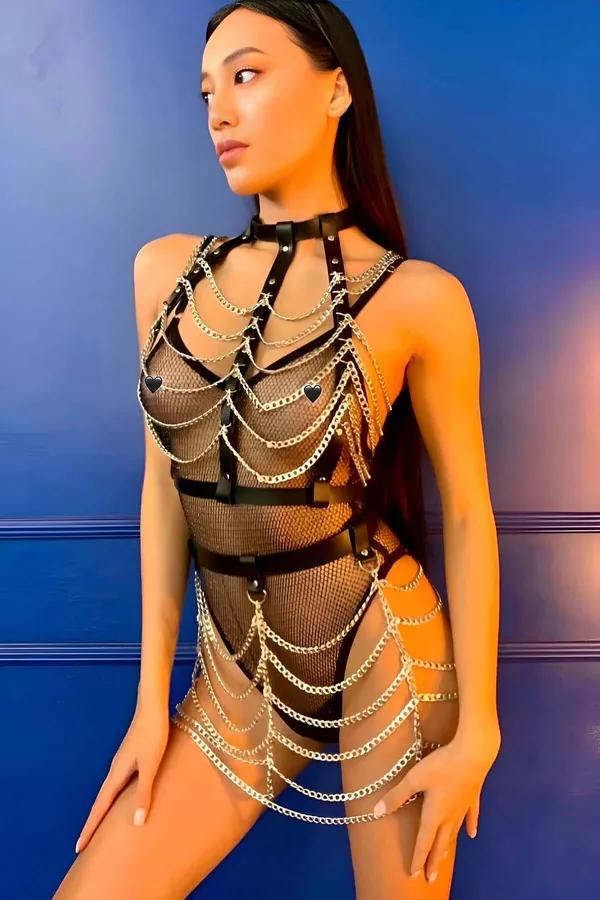 siyah vegan deri zincirli crop harness ve etek takım, gümüş zincir sıralar ve kalp perçin detay, festival sahne