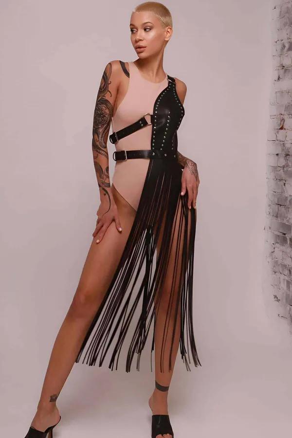 Asimetrik siyah suni deri body harness gümüş perçin ve uzun fringe püskül detayı