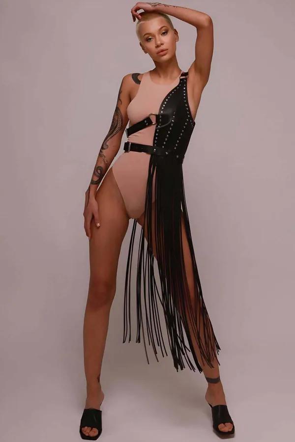 Asimetrik siyah suni deri body harness gümüş perçin ve uzun fringe püskül detayı