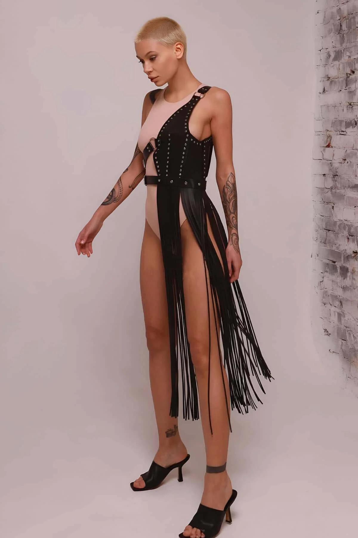 Siyah suni deri püsküllü harness nud body üzerinde tam boy kombinasyon