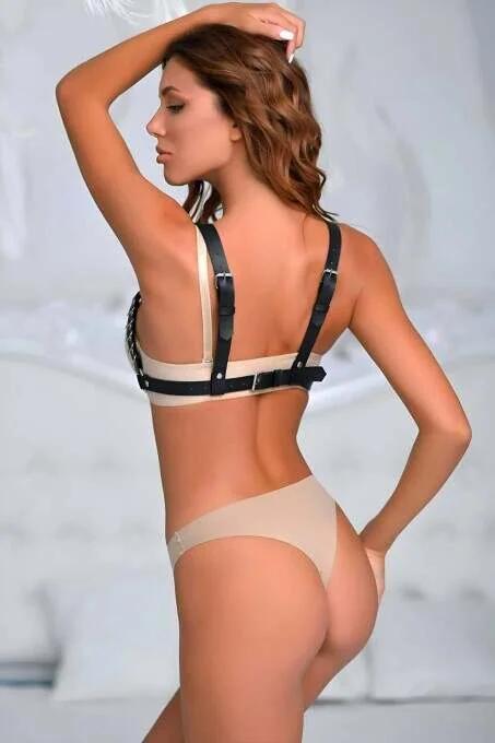 siyah PU deri harness ön görünüm göğüs üzeri çift yatay bant gümüş toka detayı