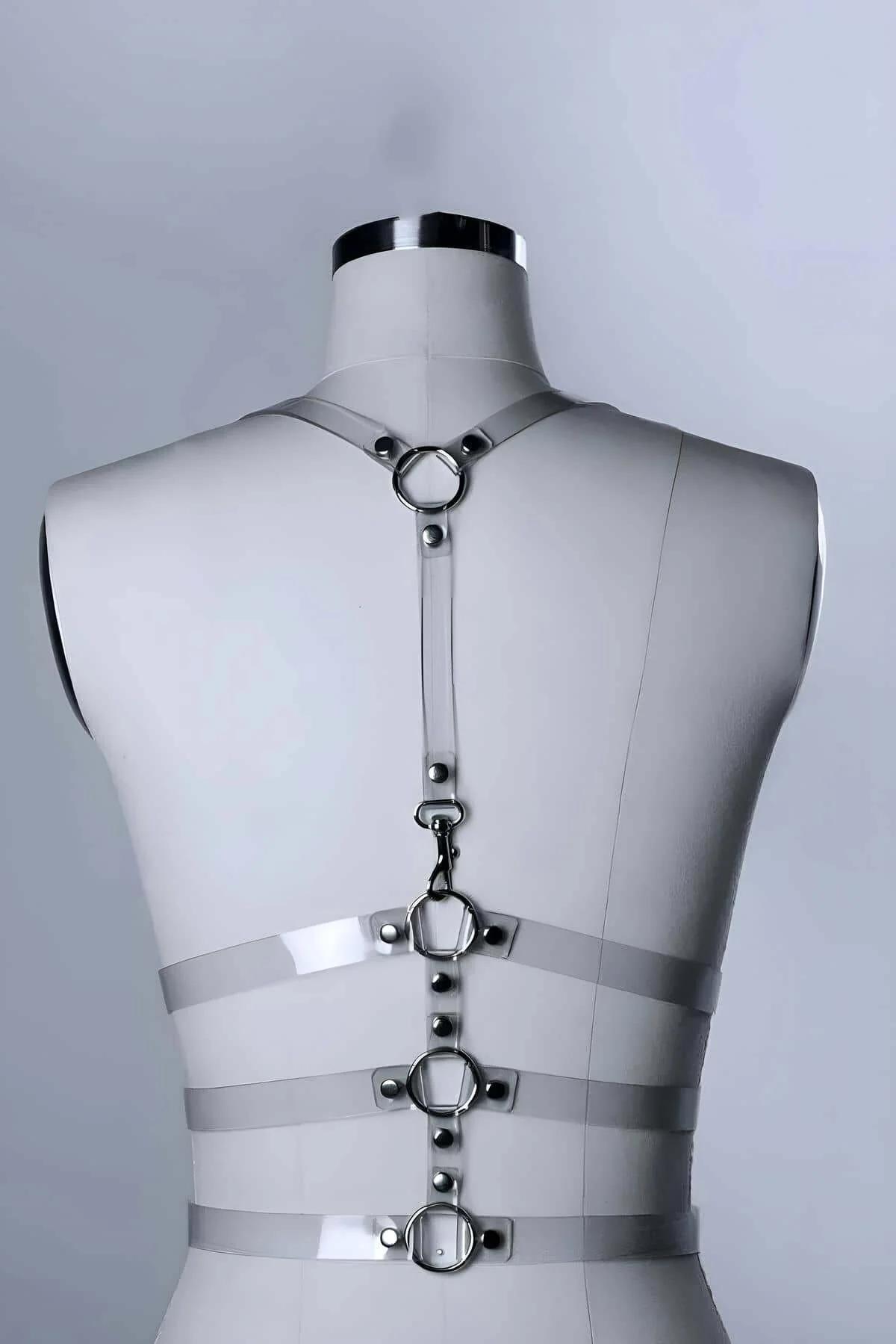 omuzdan bele şeffaf harness kemer gümüş O-ring detayı yakın plan