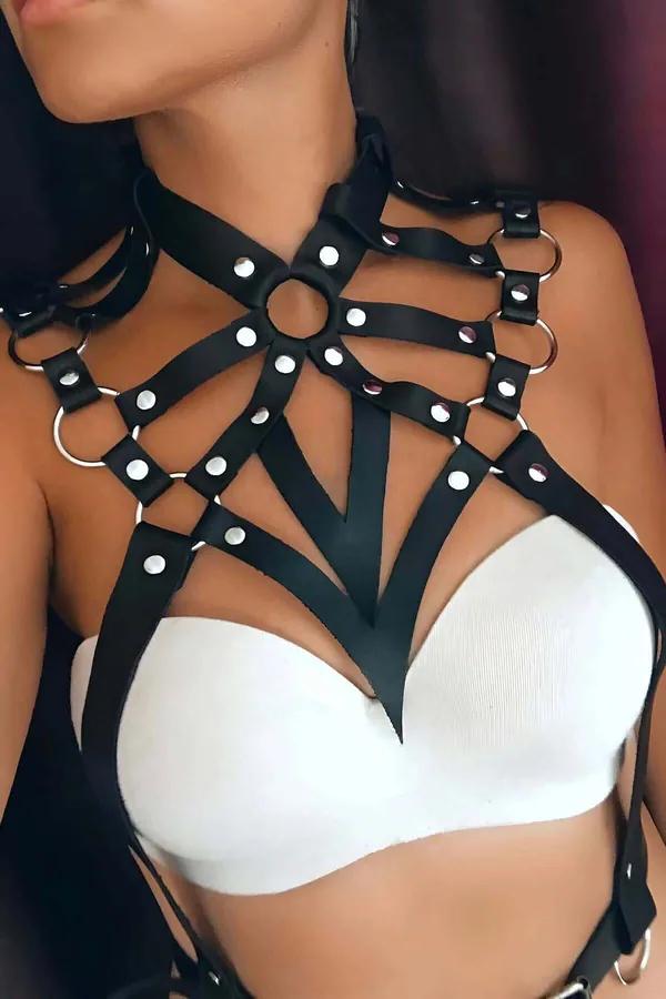 siyah vegan deri göğüs harness geometrik yıldız desen altın O-halka ve perçin detay, choker boyun askısı
