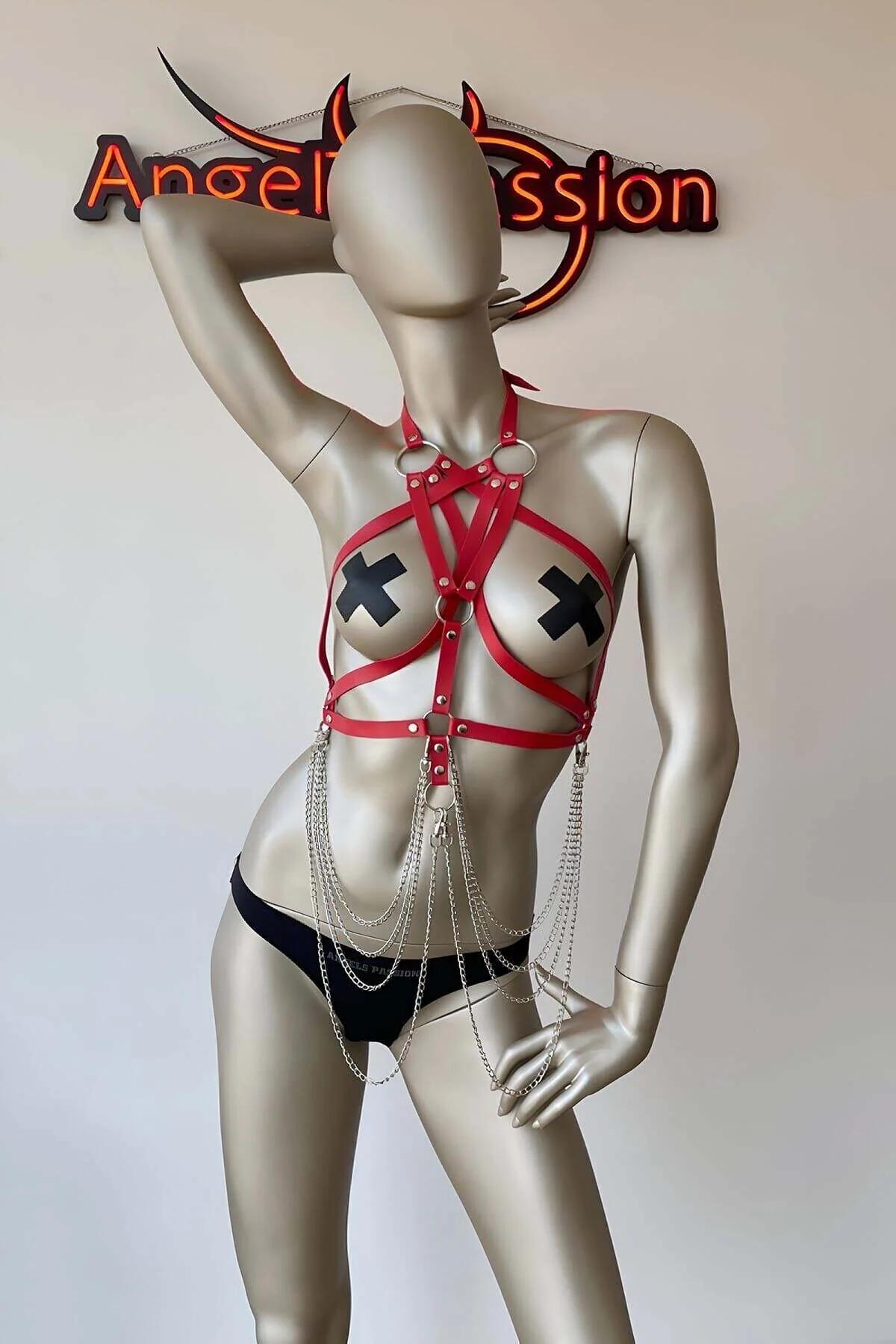 kırmızı PU harness halter boyun bağlantısı ve üç gümüş O-halka detayı