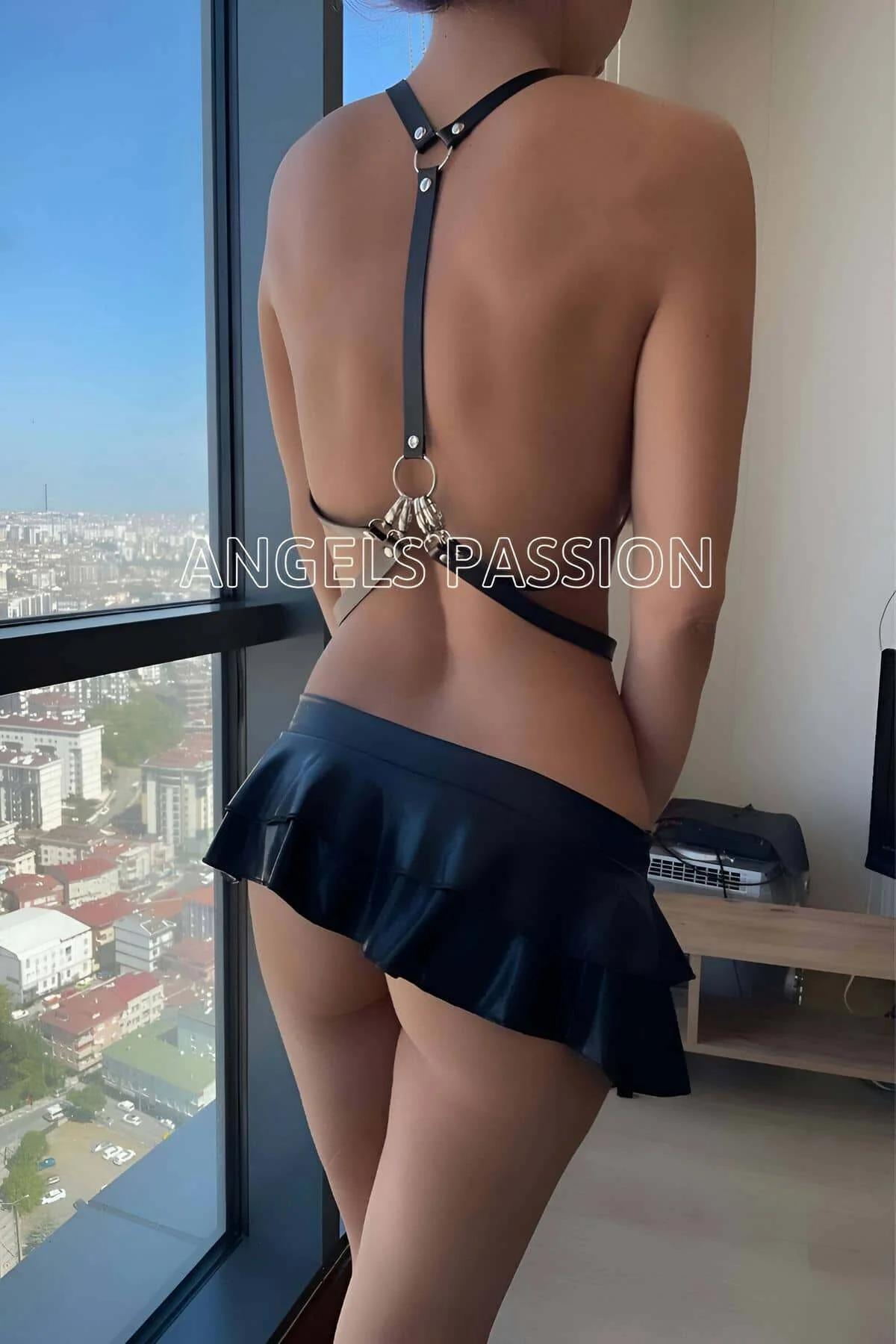 siyah vegan deri harness bel bandı ve zincir halka bağlantısı ön görünüm