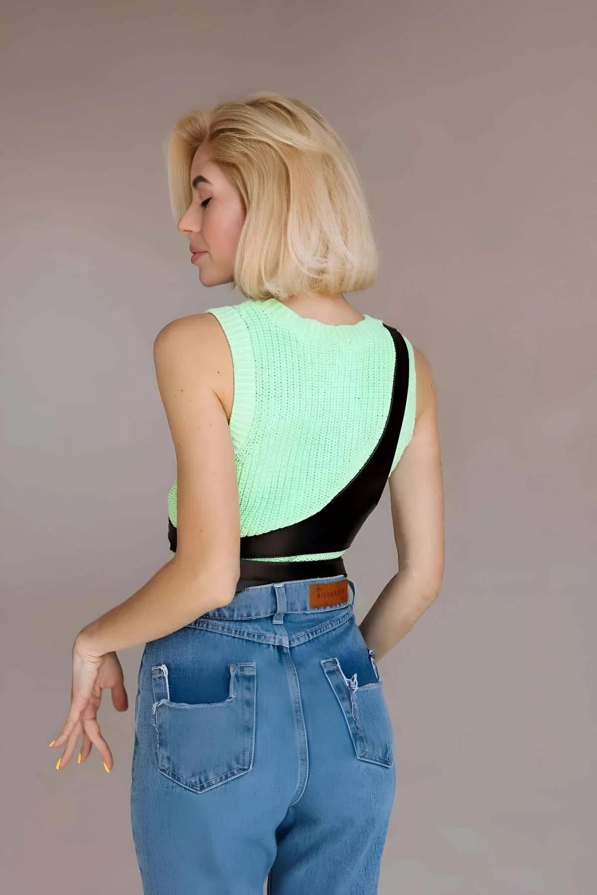 siyah vegan deri harness üçgen panel önden görünüm mint yeşil kazak üzerine