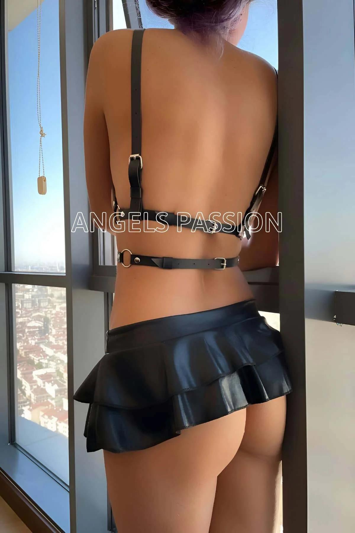 siyah suni deri üçgen harness gümüş toka yakın çekim bel detayı
