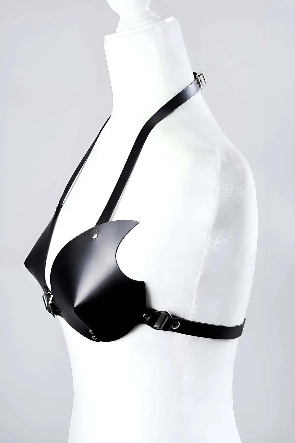 Siyah deri sütyen ve eşleşen perçinli choker set beyaz pantolon kombinasyonu