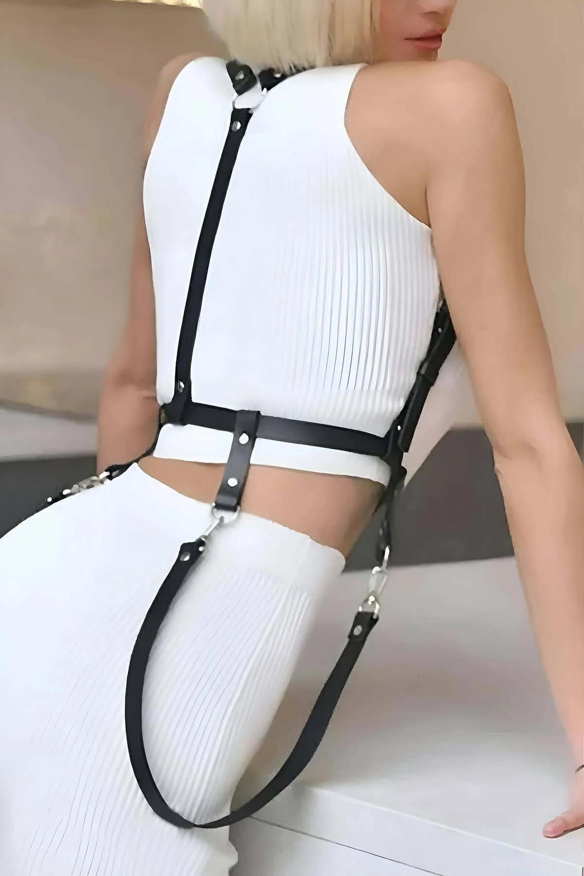 siyah askılı harness beyaz kolsuz crop top ve etek kombinasyonu
