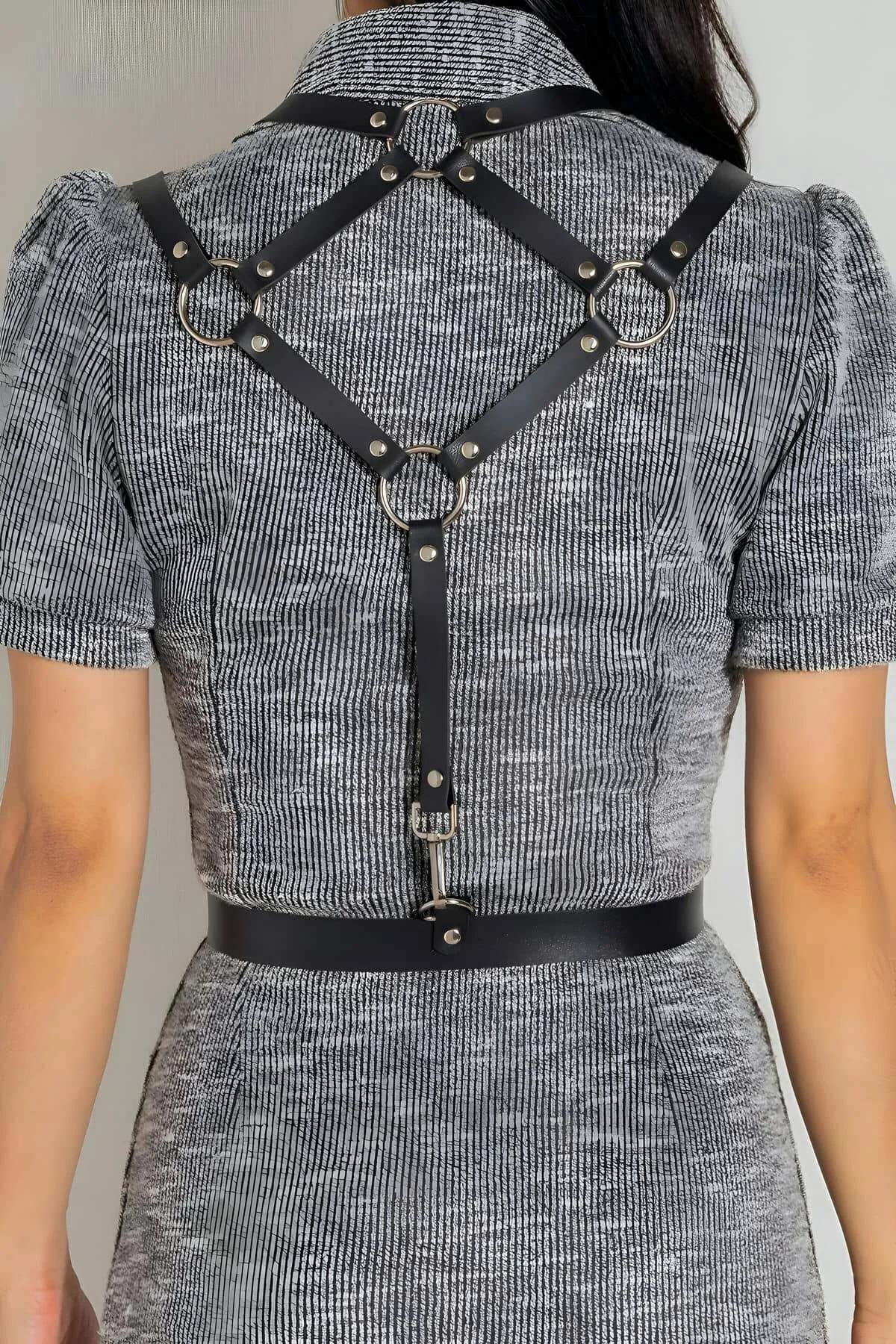Siyah PU deri bel harness arkadan görünüm üçgen geometrik detay gümüş D-halka