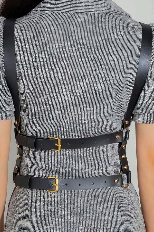 siyah vegan deri döğüs harness çapraz X bantlı altın perçinli ayarlanabilir omuz askısı