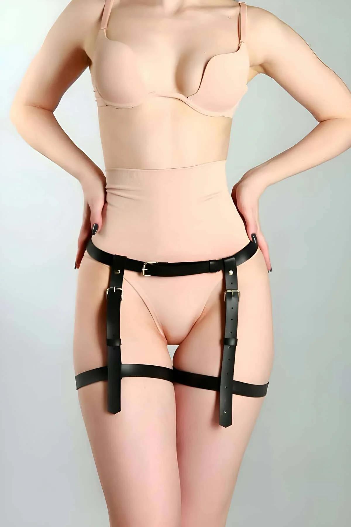 Siyah PU deri jartiyer harness bel bandı altın kare toka yakın çekim
