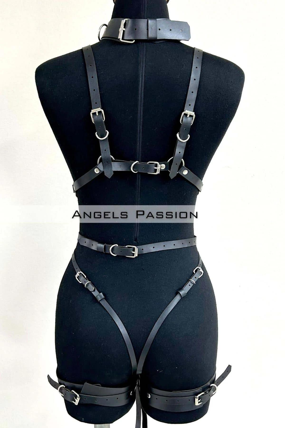 Full body siyah deri harness takımı tüm parçalar manken üzerinde önden görünüm