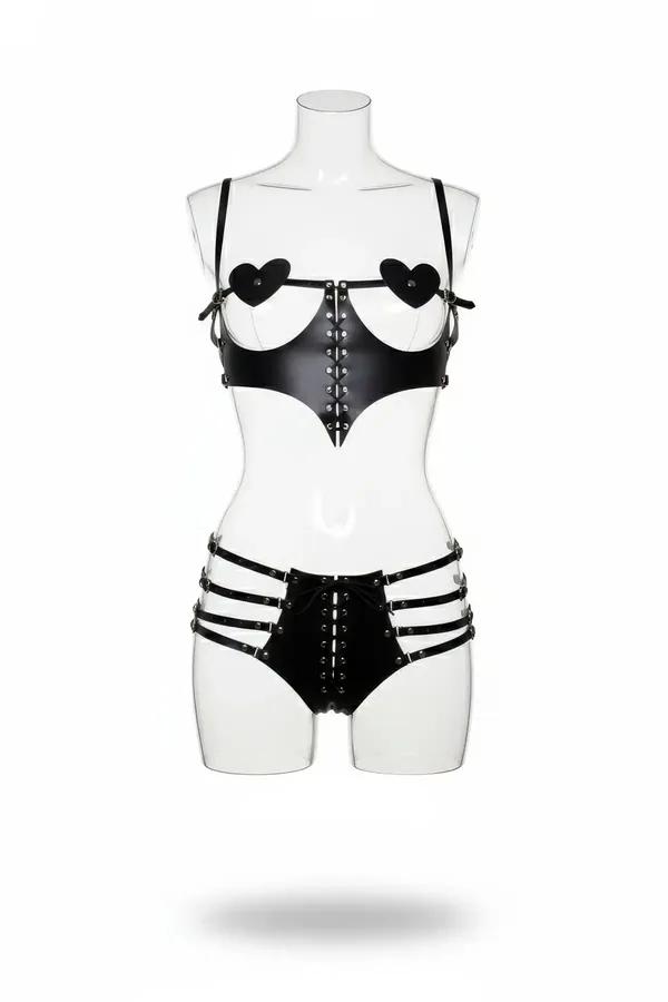 siyah vegan deri harness takım kalp detaylı bağcıklı set manken üzerinde