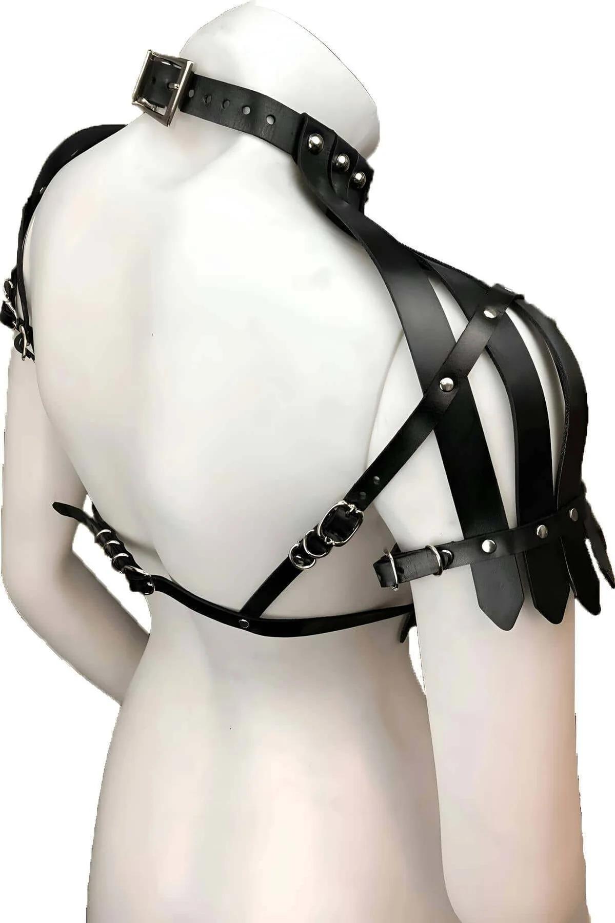 siyah deri harness omuz panel yakın çekim gümüş perçin ve toka detayı
