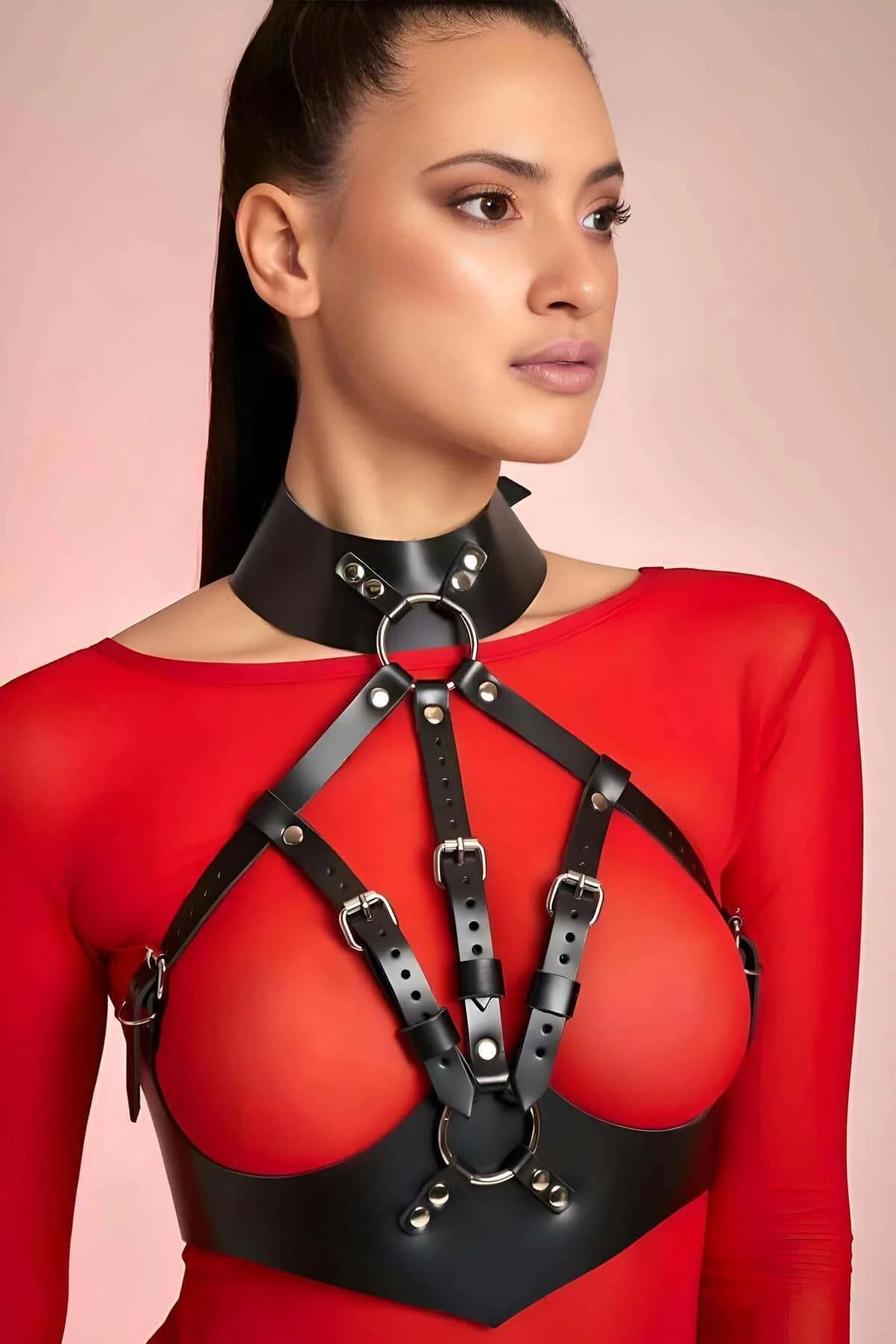 Boyundan bağlamalı siyah deri harness Y formlu askı ve kafes göğüs yapısı önden görünüm