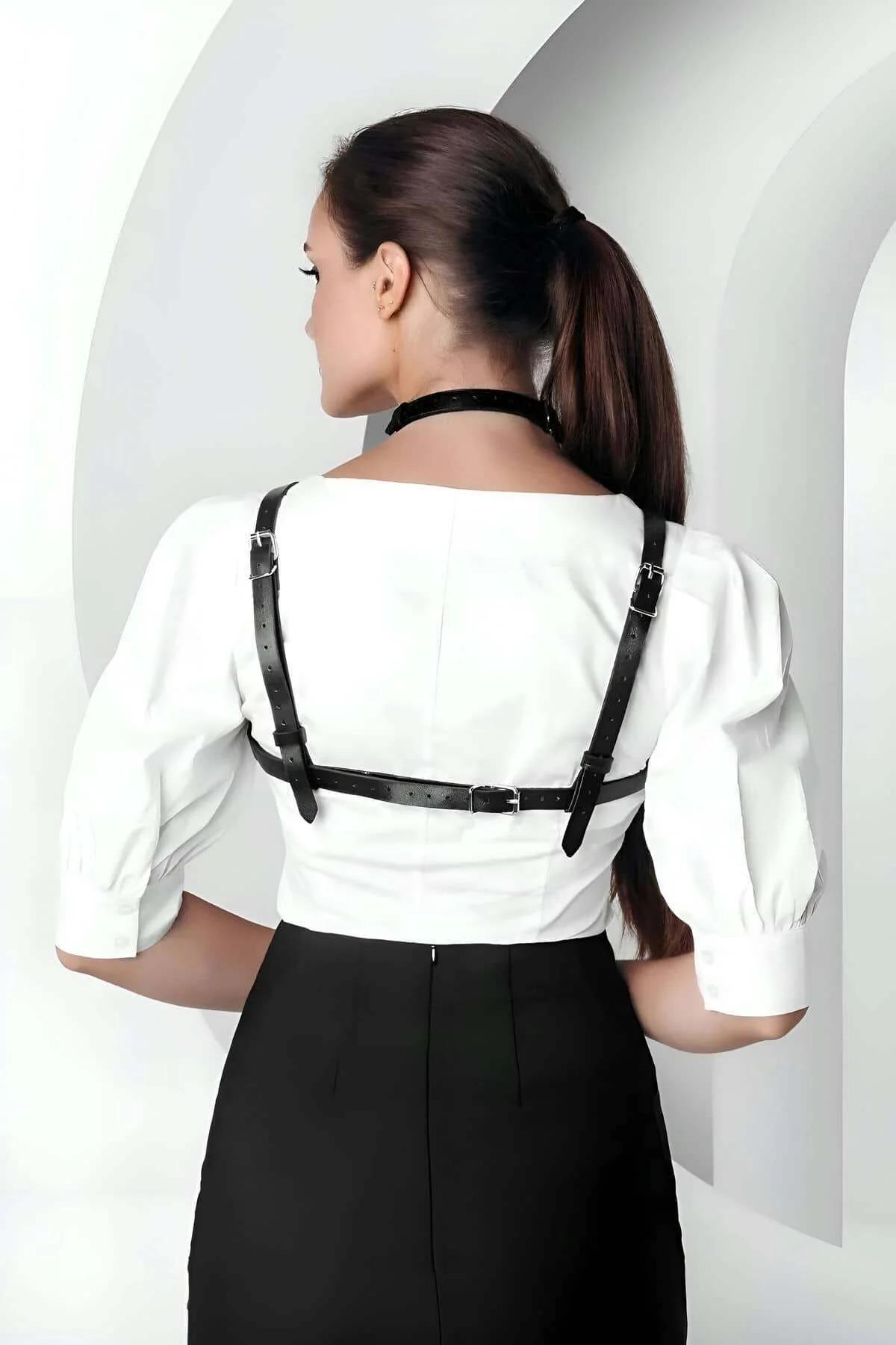 Siyah PU deri yaka harness göğüs bant detayı, gümüş toka donanımı yakın çekim