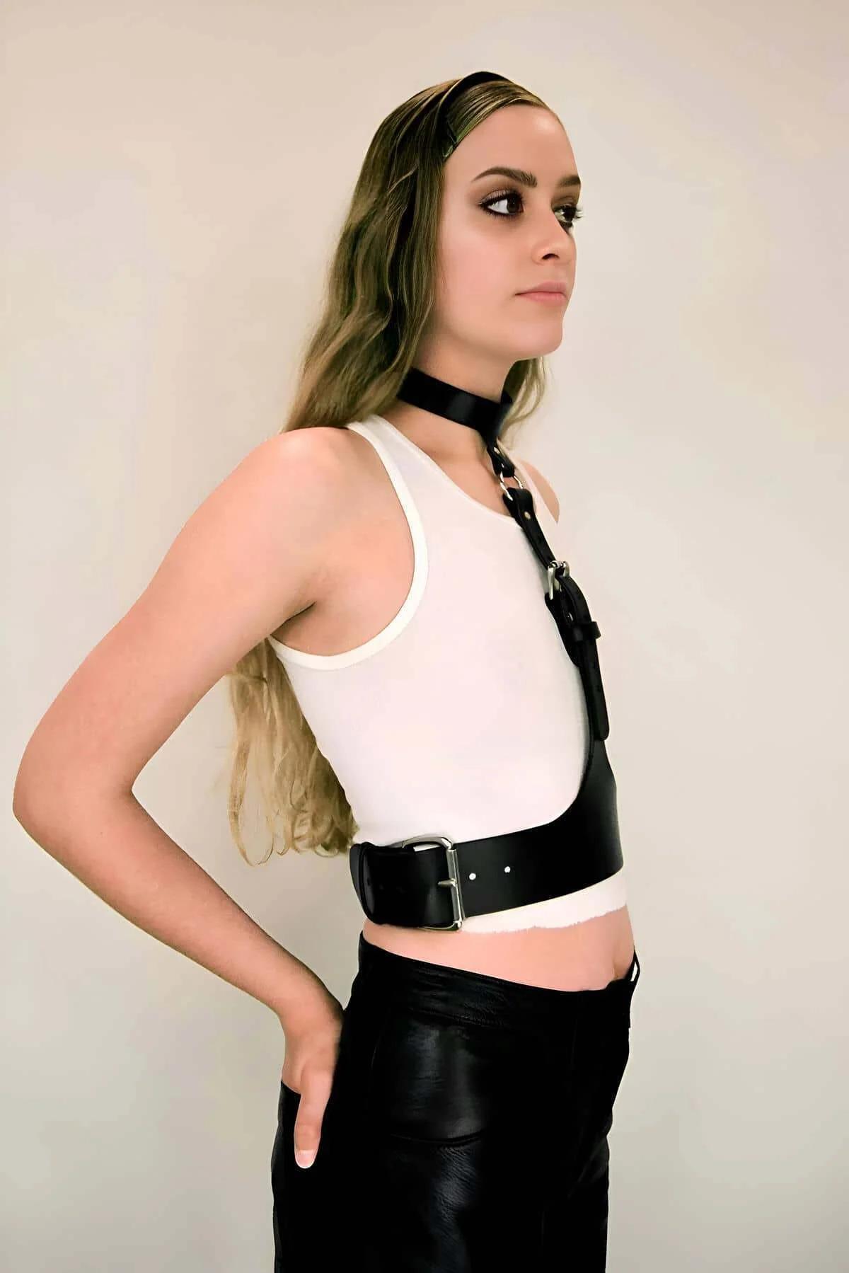Siyah mat vegan deri harness bel bandı ve gümüş D-ring donanım yan görünüm