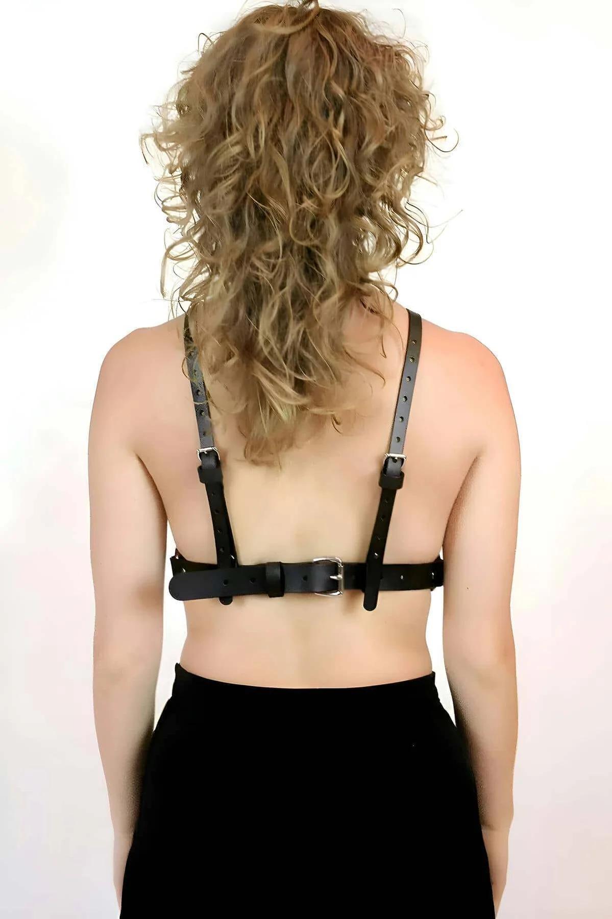 Siyah PU deri Y-form göğüs harness metal toka detayı önden görünüm