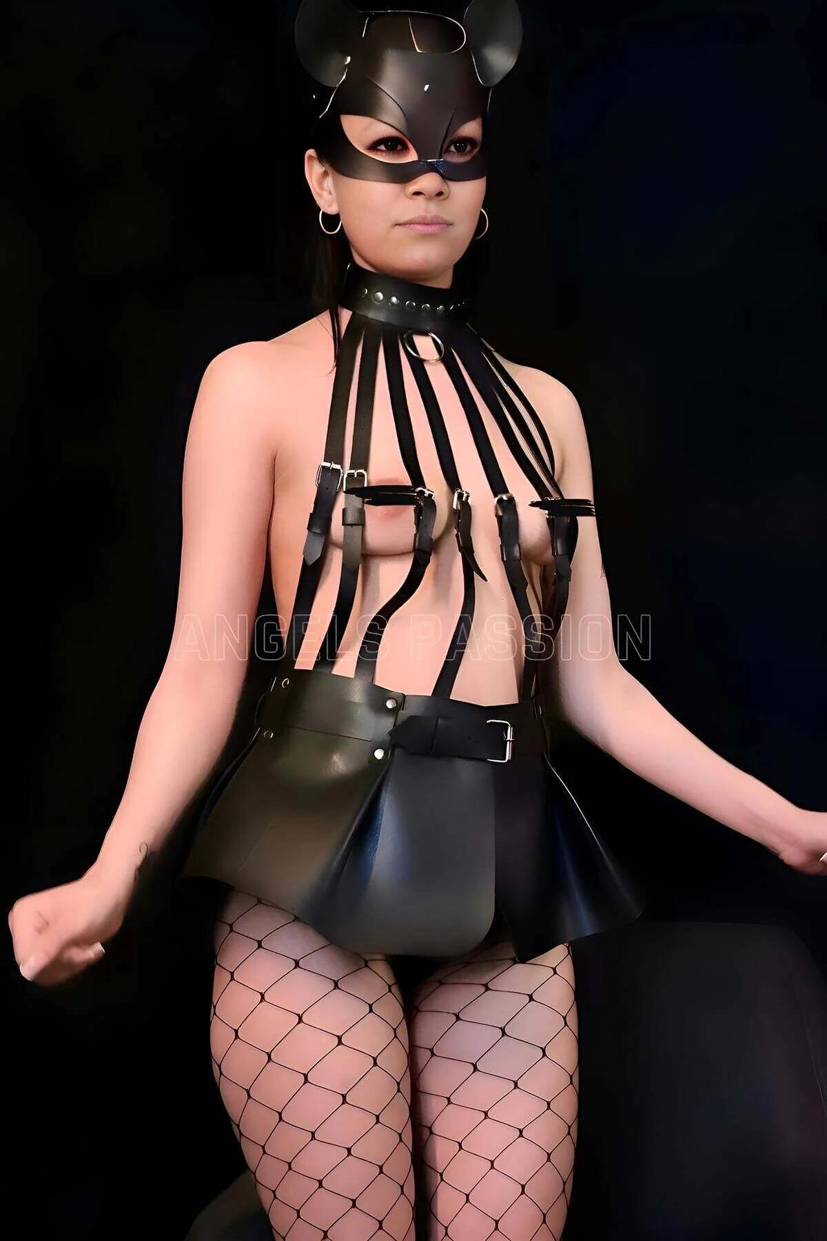 Mat siyah PU deri body harness çoklu dikey kayış gümüş klips detayı önden görünüm