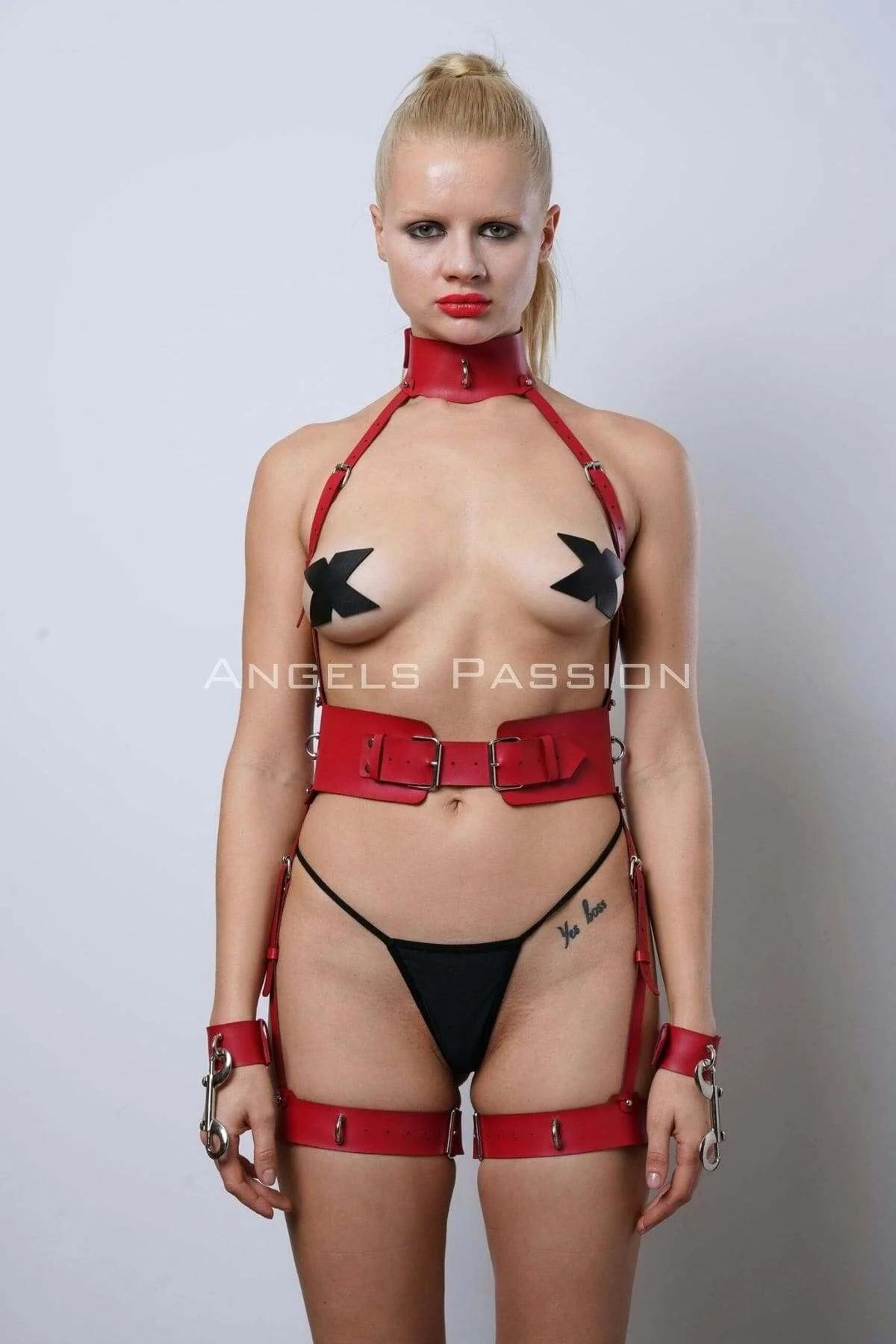 kırmızı deri harness boyunluk ve çapraz göğüs askısı gümüş O-ring detayı