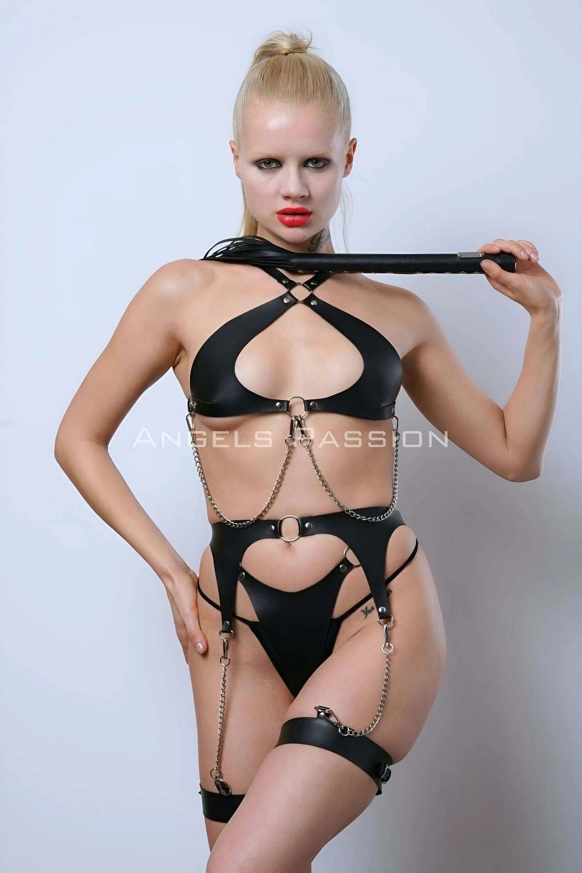 ខ្សែពាក់ពេញខ្លួន ស្បែកសិប្បនិម្មិត ជាមួយខ្សែទ្រូង និងខ្សែក្រវាត់កៀបស្រោមជើង