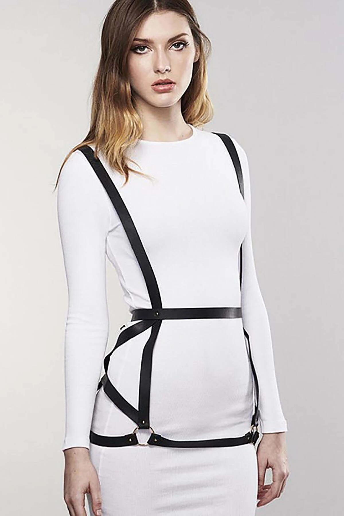 siyah elbise üzeri harness O-ring bağlantı noktaları yakın çekim detay
