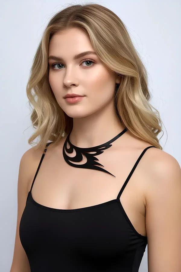 Siyah vegan deri choker kolye kuş kanadı ve göz motifli lazer kesim asimetrik tasarım dekolteye uzanan