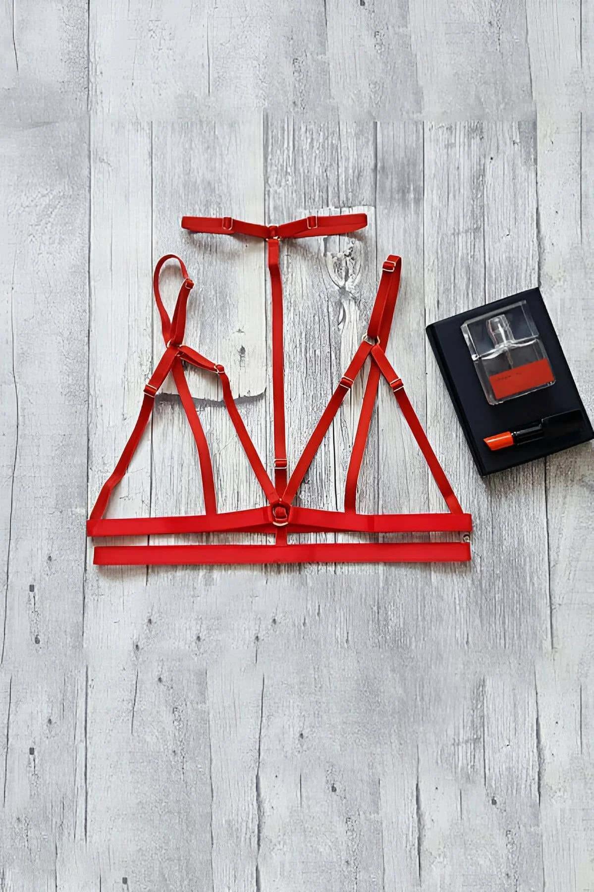 altın rengi metal toka aksamlı kırmızı harness sütyen önden görünüm