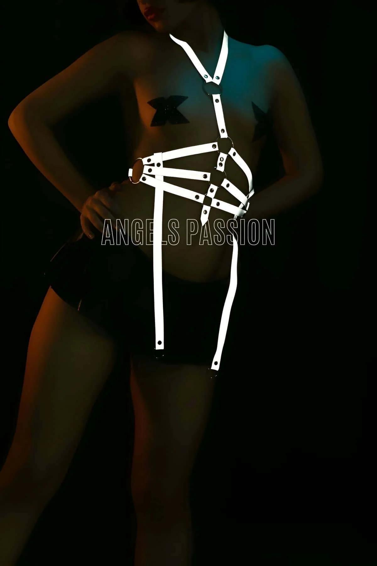 jartiyer body harness karanlık ortam ışık yansıması neon beyaz parıltı