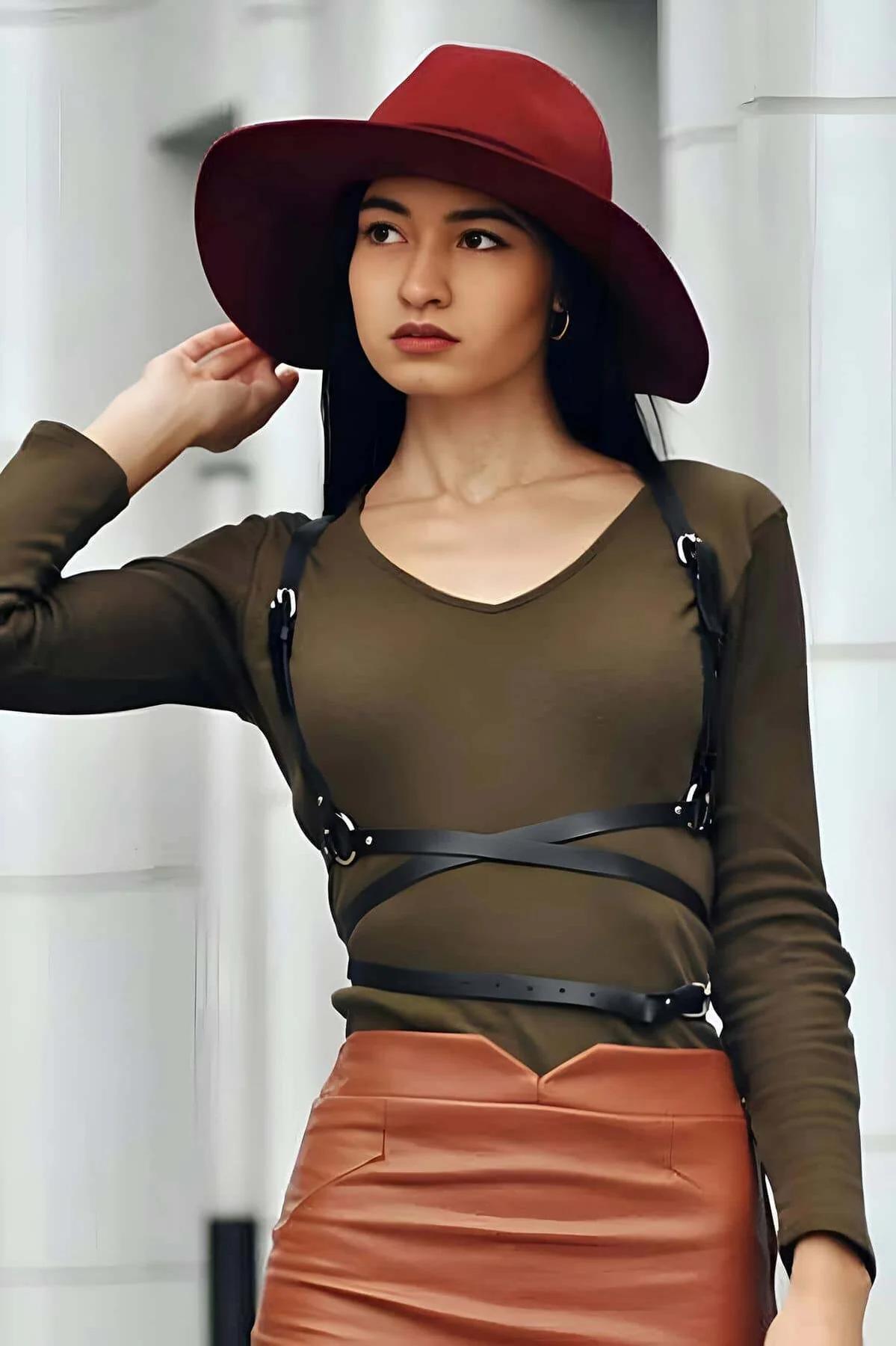 siyah vegan deri harness göğüs O-ring detay yakın plan koyu metal halka