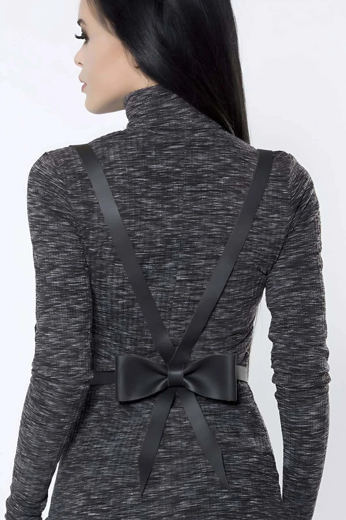 Siyah PU deri harness ön detay, altın renkli metal toka ve 2 cm askı genişliği