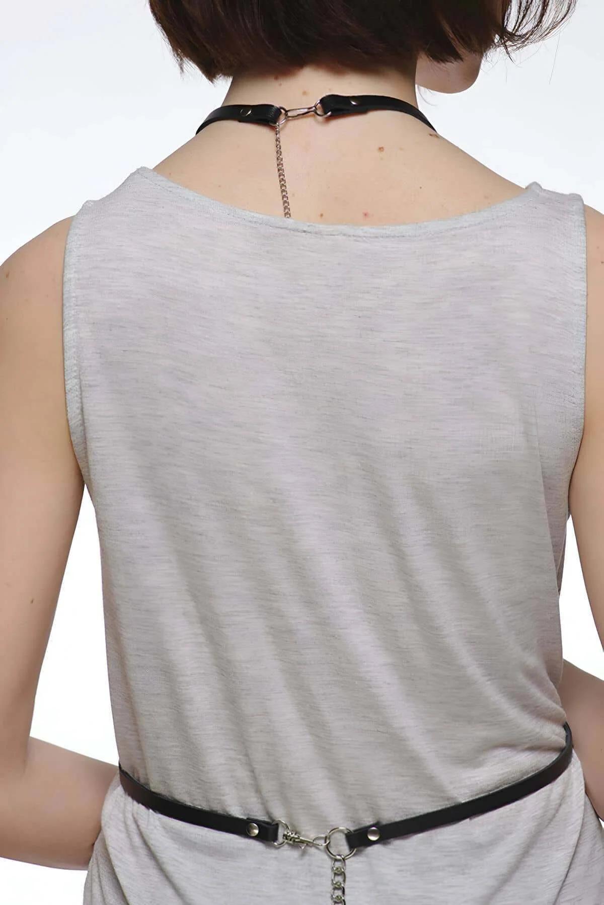 siyah suni deri bant harness göğüs ortasında gümüş metal perçin detayı