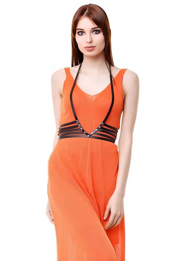paralel desenli siyah faux leather göğüs harness gümüş perçin detaylı halter askılı turuncu elbise üstünde