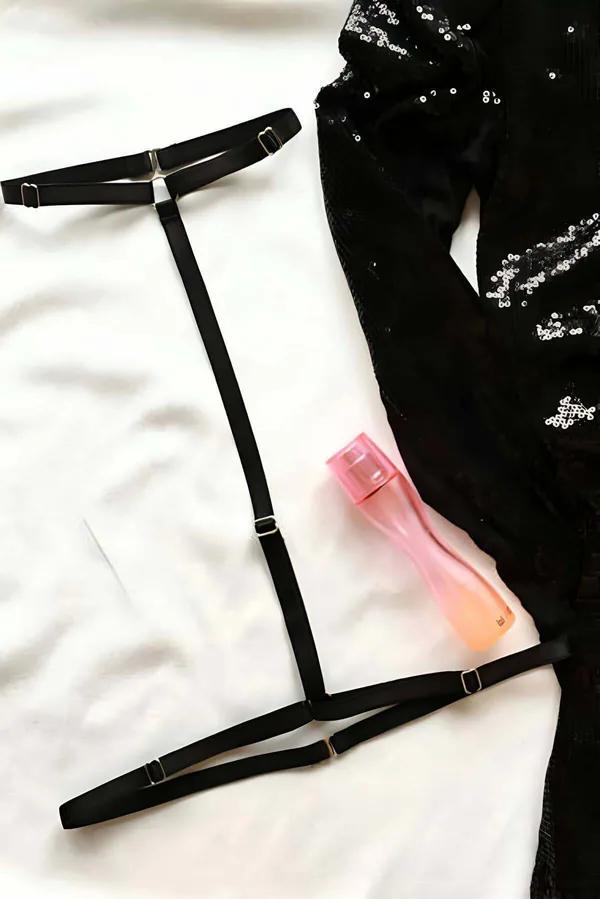 siyah lastik bel boyun harness düz elastik bantlar gümüş metal tokalar beyaz zemin