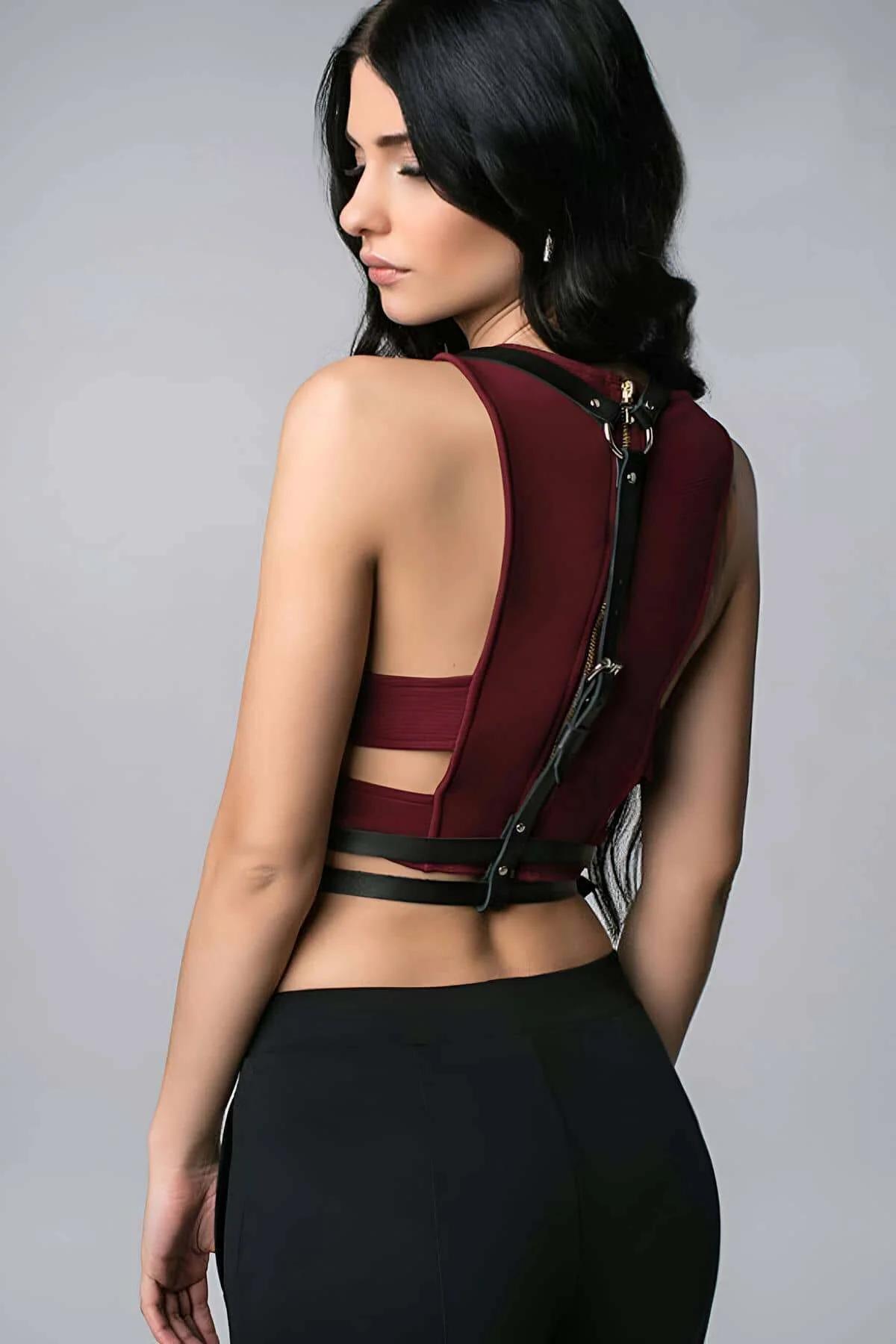 T-shirt üzeri siyah vegan deri harness siyah pantolon kombin, arka açı omuz askı görünümü