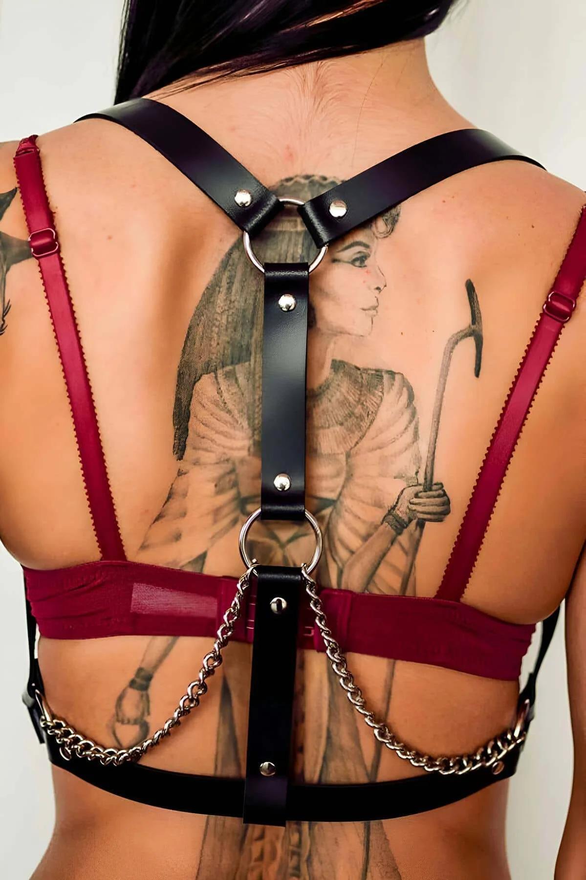 vegan deri harness O-ring toka detayı yakın çekim
