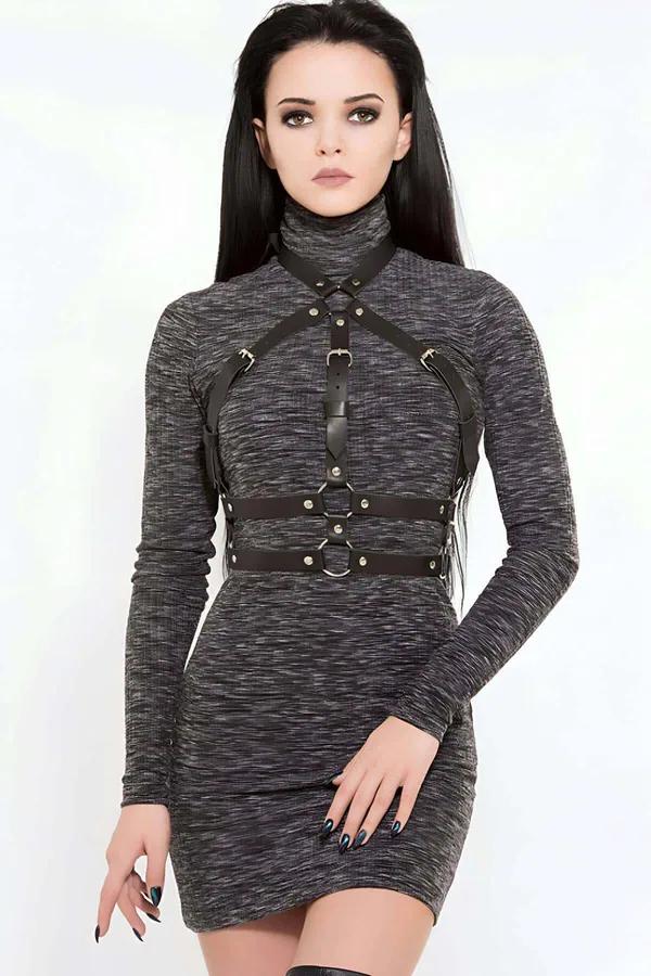 Siyah faux leather göğüs harness gümüş tokalar ve O-ring bel detayı giysi üstüne giyilmiş
