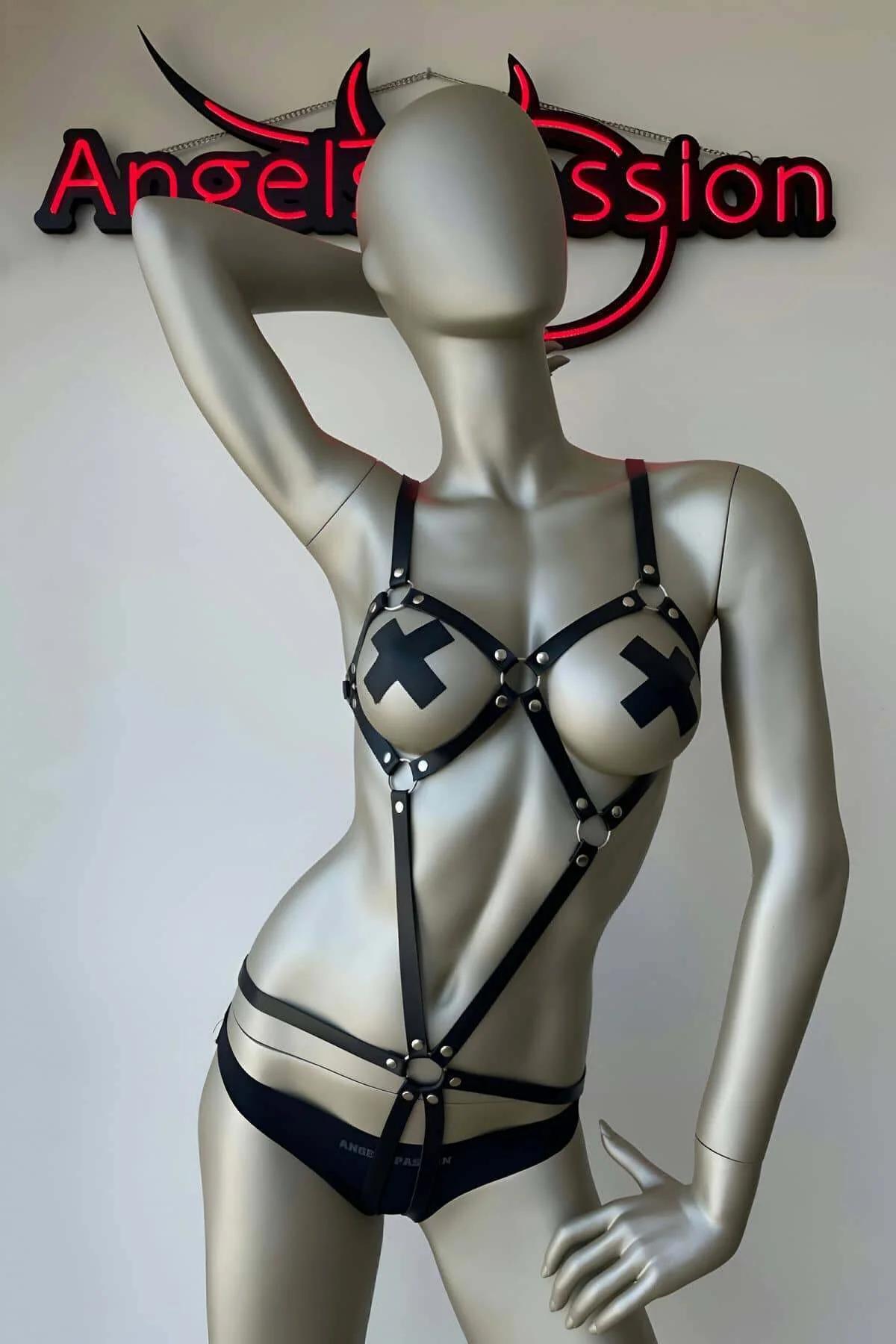 vegan leather harness black O-ring center detail close up